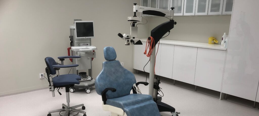 Operationssal utrustad för operation av gråstarr och ögonlock